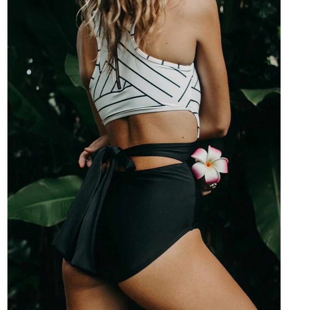 Albion woman’s geo black one piece - size Large
